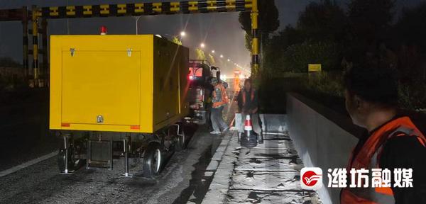 防汛常規物資中主要包含麻袋吸水膨脹袋,無紡布吸水膨脹袋,防汛沙袋,防汛噸袋,防汛編織袋,雨衣,雨靴,雨傘,彩條布,工兵鏟,十字鎬,八磅錘,應急救生包等。